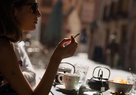 Francia amplía la prohibición de fumar en lugares al aire libre: «Donde hay niños, el tabaco debe desaparecer»