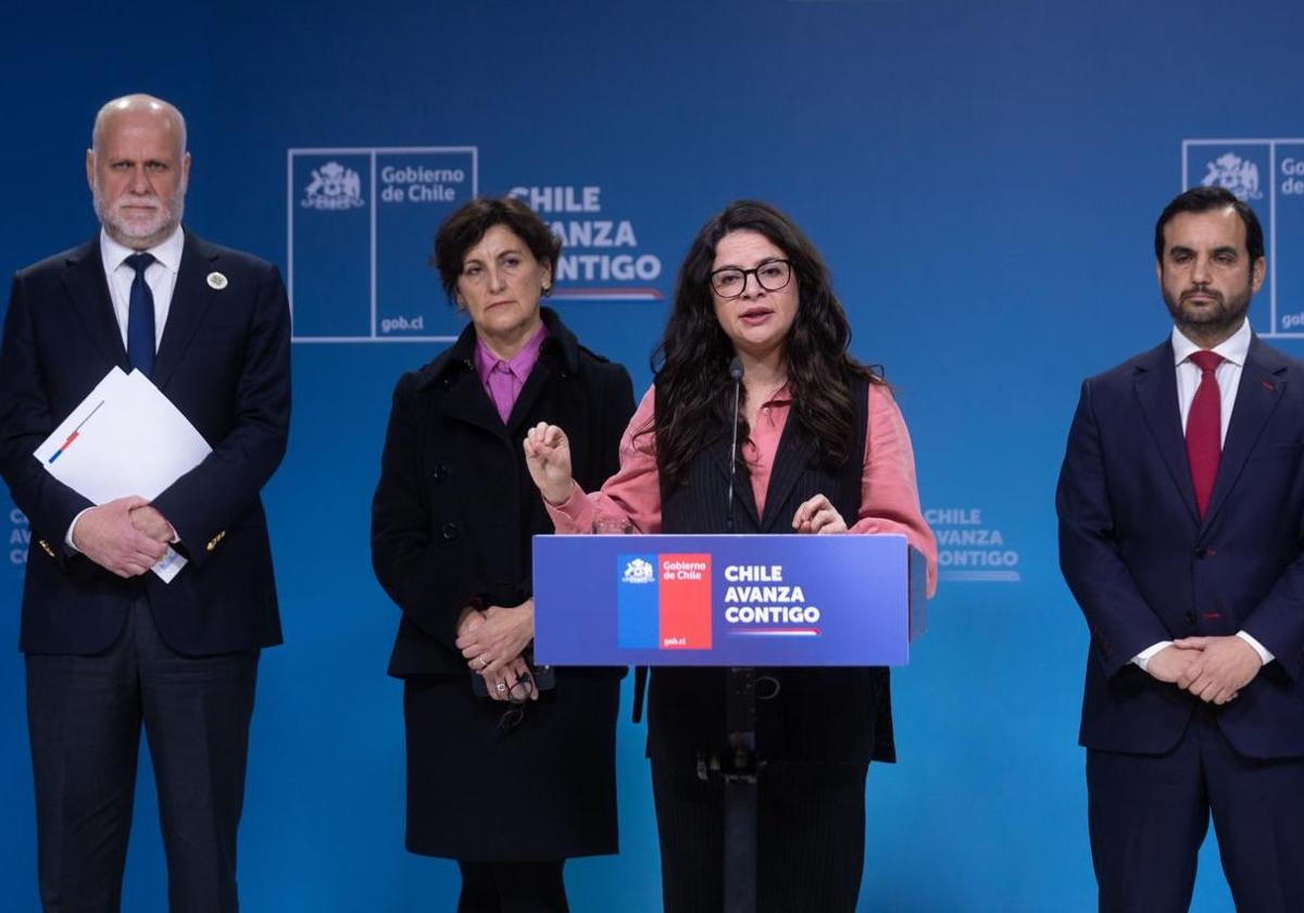 La ministra Antonia Orellana habla durante la rueda de prensa de la presentación del proyecto de ley de 'Aborto con plazos', este miércoles en Santiago
