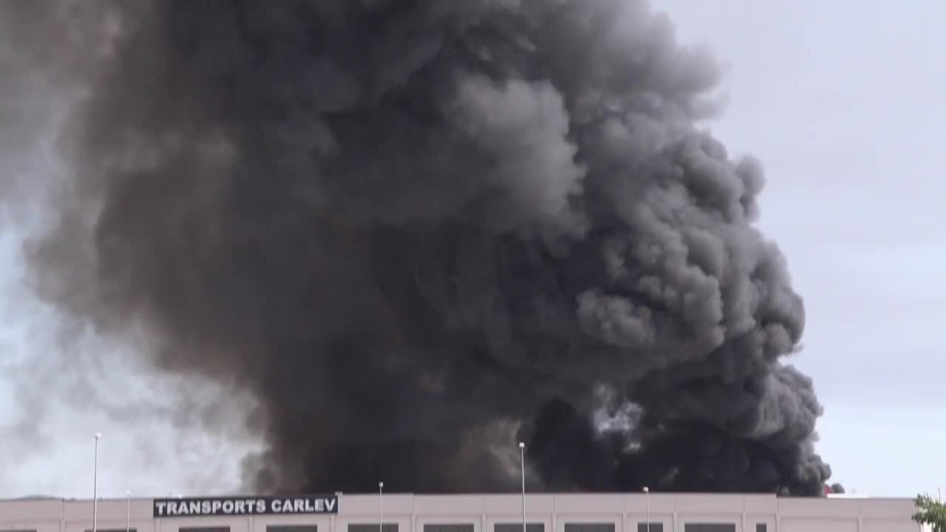 Bomberos luchan contra un incendio industrial en Almassora (Castellón) Bomberos luchan contra un incendio industrial en Almassora (Castellón)