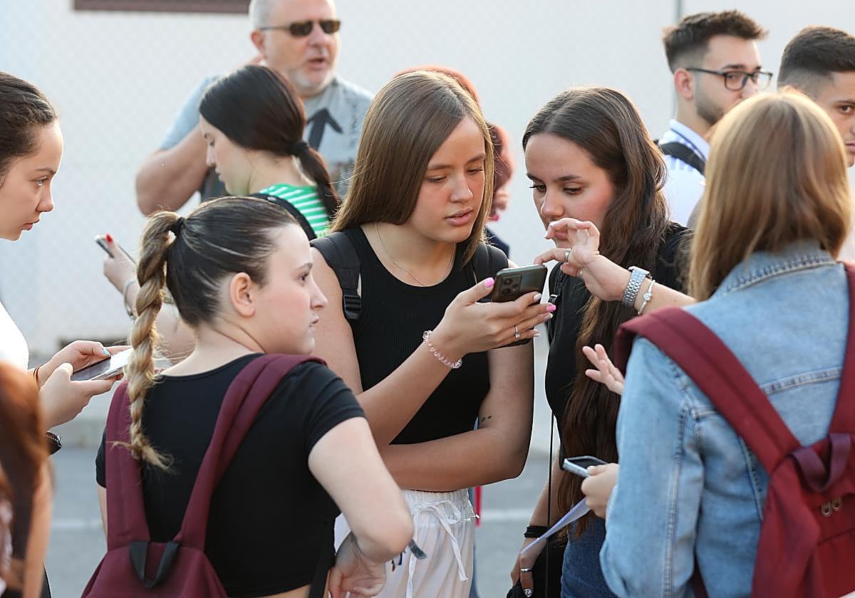 Alumnos momentos antes de comenzar la Selectividad en una imagen de archivo