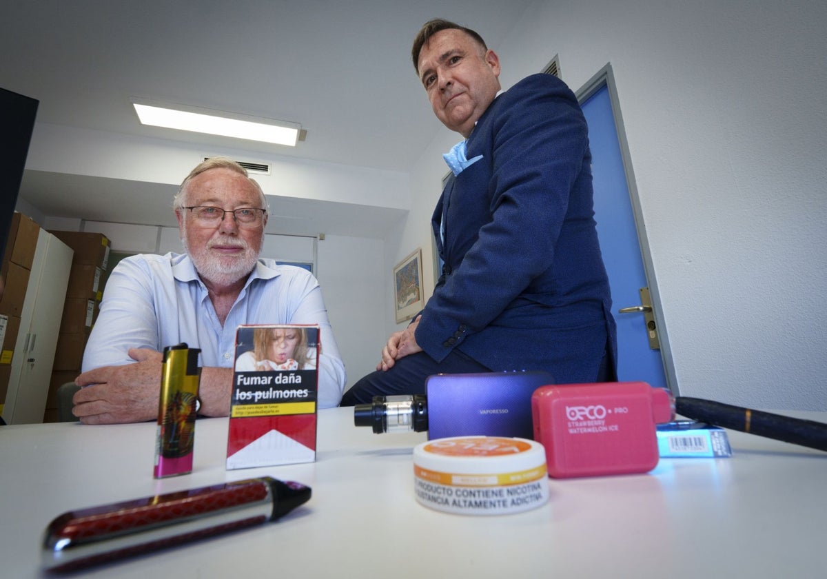 Francisco Pascual y Joan Soriano, junto a productos de tabaco