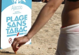 Francia prohíbe fumar en playas, parques y cerca de escuelas: «Ningún cigarrillo donde haya niños»