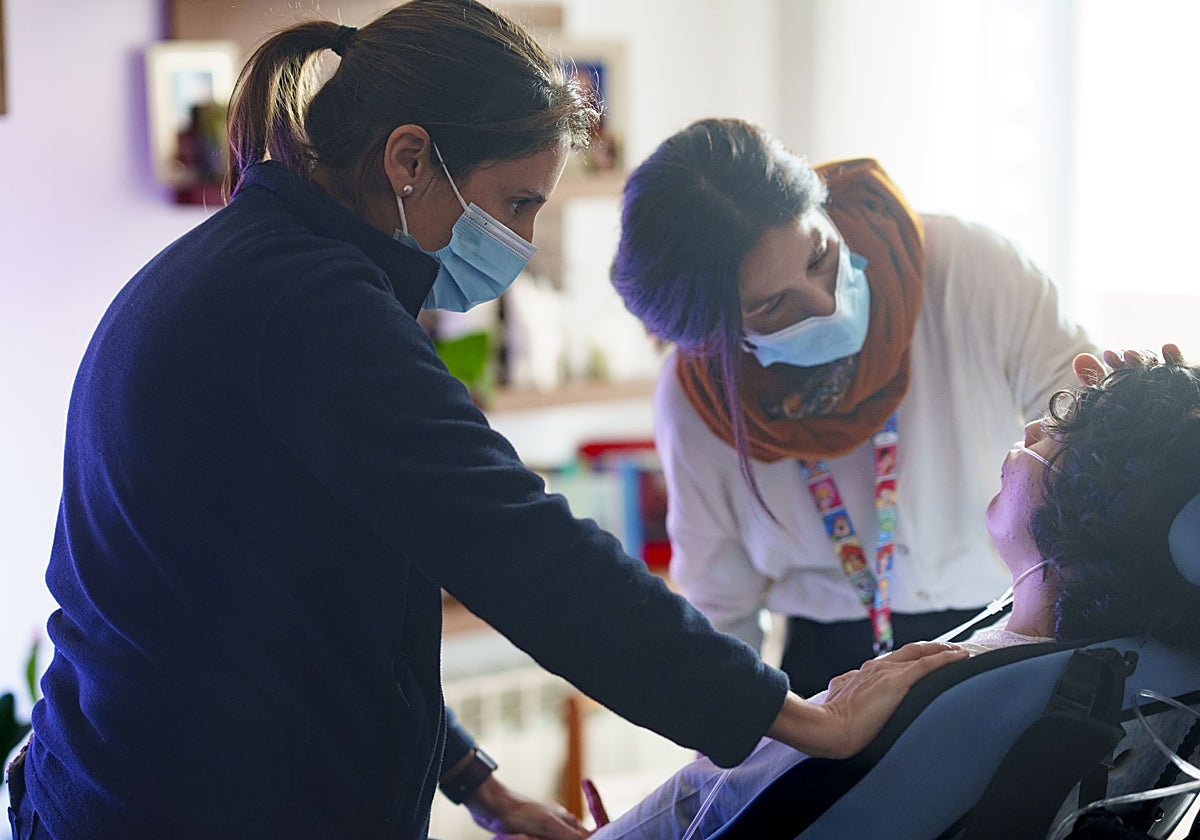 Una menor recibe la atención de una unidad de cuidados paliativos en una imagen de archivo