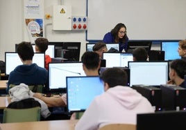 Pocos lo saben, pero estos grados superiores de FP online te garantizan encontrar trabajo al terminar: no necesitas salir de casa