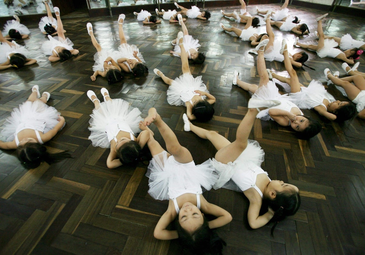 Niñas vietnamitas en una clase de ballet