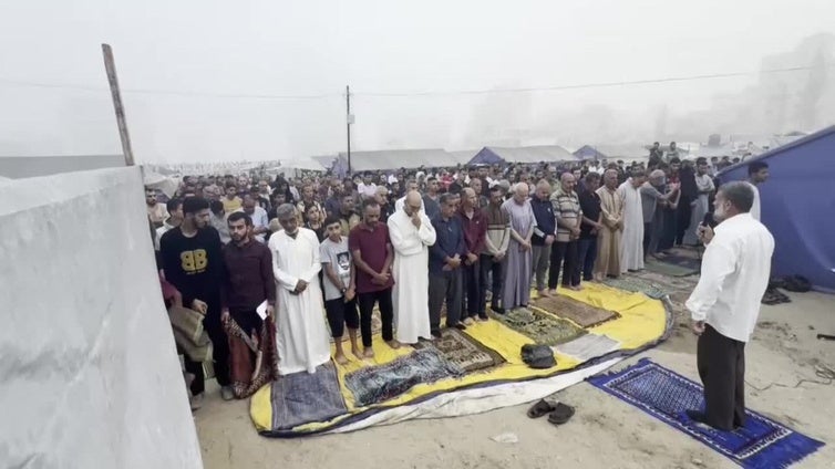 Palestinos asisten en Gaza a las oraciones matutinas para celebrar el Día del Sacrificio