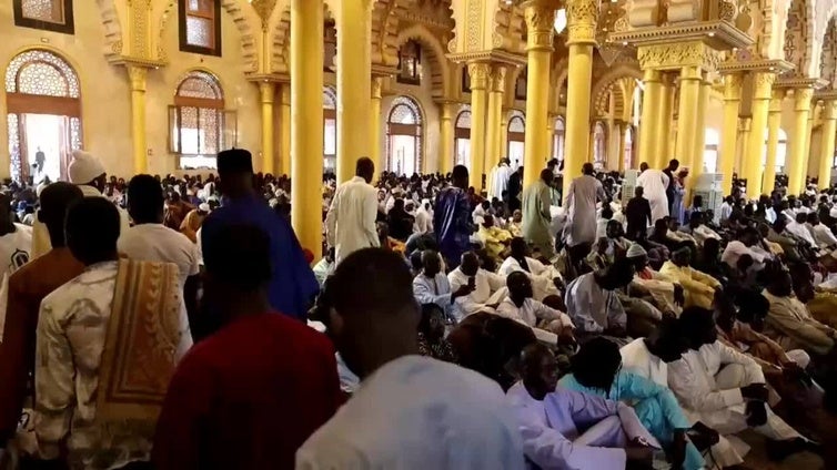 Musulmanes en Senegal rezar durante la festividad del Eid al-Adha