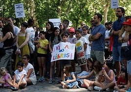 Cientos de familias salen a la calle por toda España para acabar con las pantallas en los colegios
