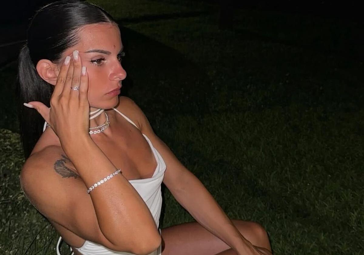 La profesora de una escuela católica despedida por tener OnlyFans denuncia a los padres que difundieron sus fotos