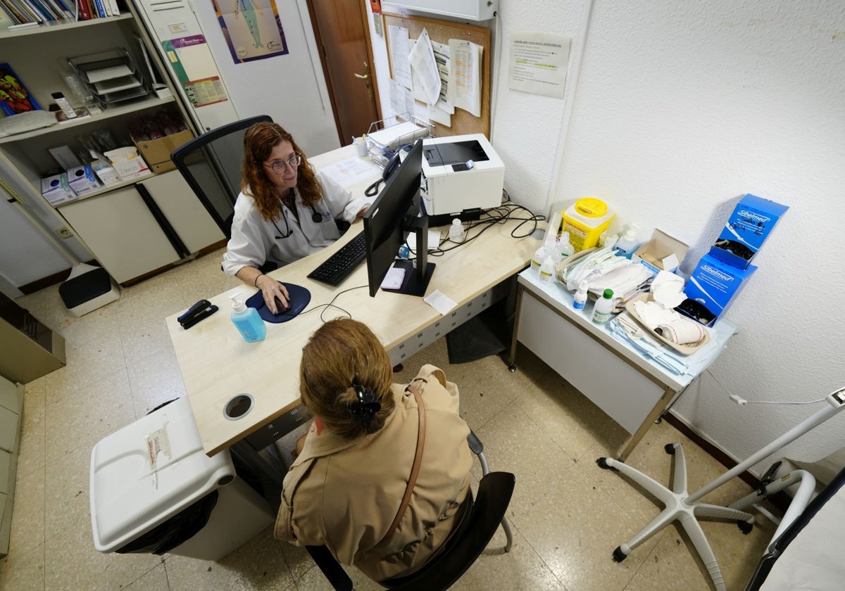 Una médico de familia atiende a una paciente