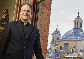 Nicolás Álvarez de las Asturias, junto a la Real Basílica de San Francisco el Grande, en Madrid