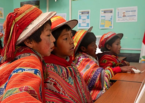 Imagen secundaria 1 - Los voluntarios se dividen en dos equipos y se integran por completo en la vida de las comunidades: adaptan sus horarios a las necesidades locales e incluso duermen en las escuelas, lo que les permite crear un vínculo más cercano con los alumnos y entender sus realidades