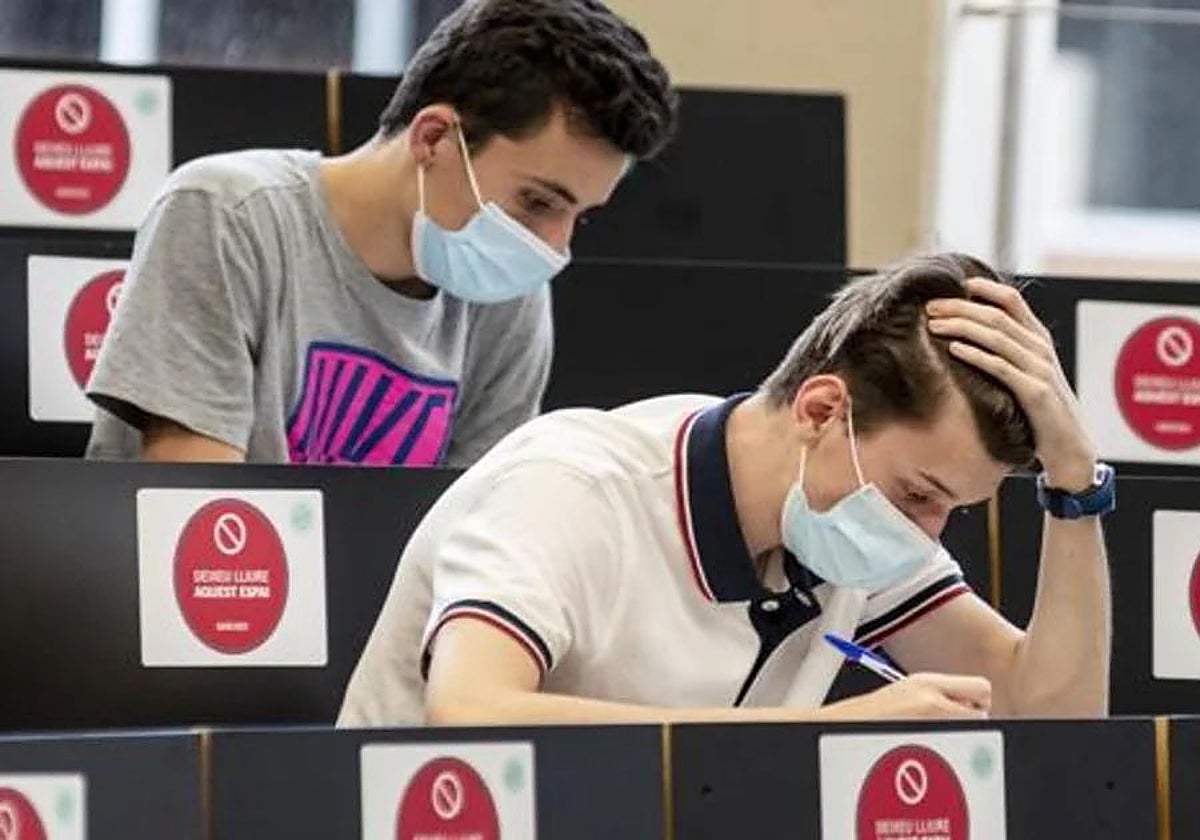 Alumnos se examinan de Selectividad en la Universidad Pompeu Fabra de Barcelona