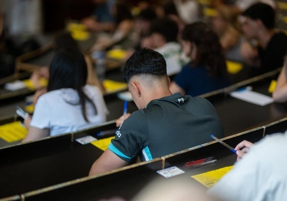 Más «Historia catalanizada» en la nueva Selectividad: «Solo estudié el franquismo y, como siempre, todo ha sido eso»