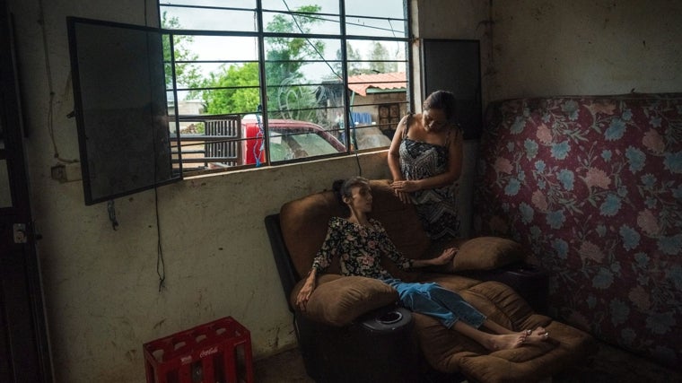 Marilú Peña y su hija Marely, enferma de SCA7 desde hace diez años en su casa de Tlaltetela, en el estado mexicano de Veracruz