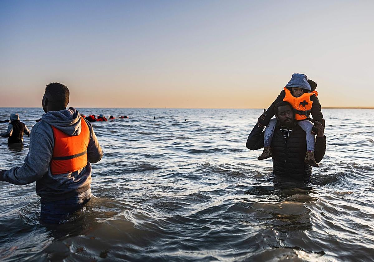 Una persona con su hijo en brazos.