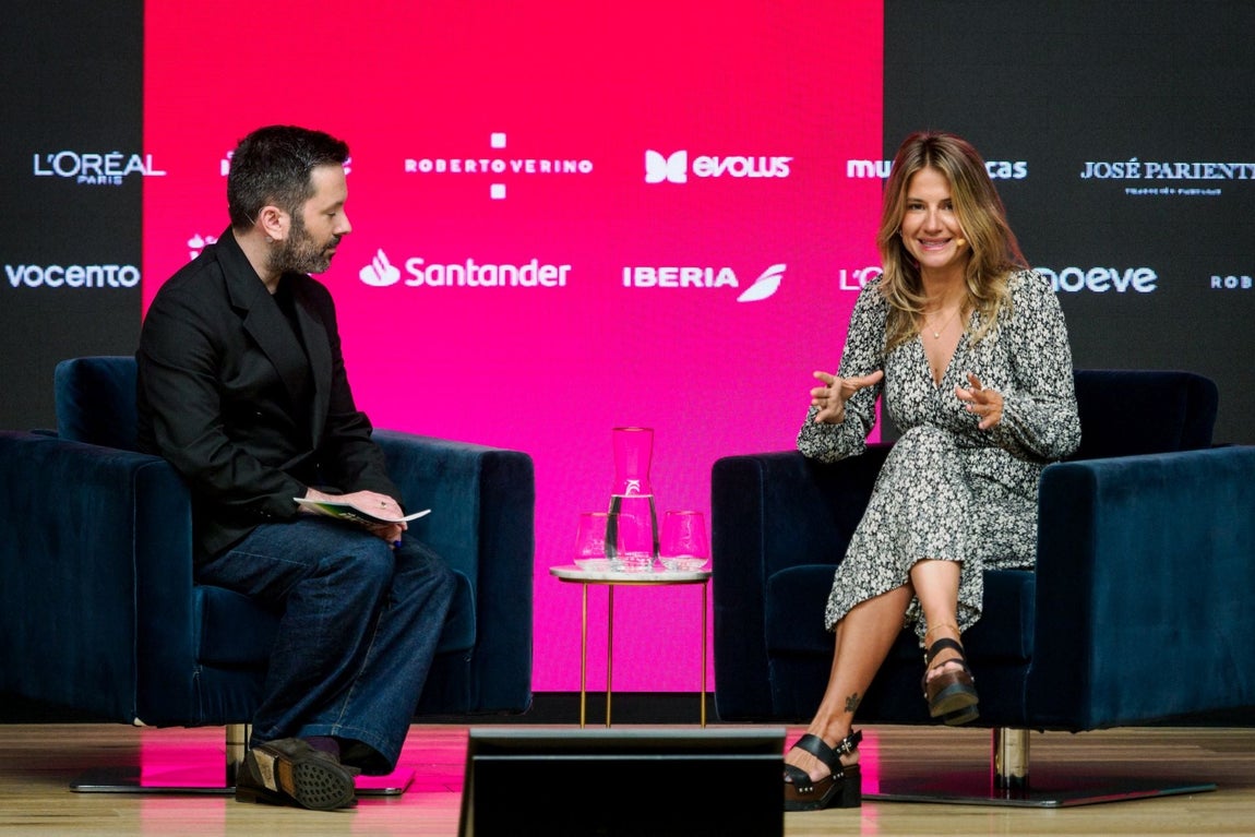Gádor Muntaner, conservadora marina y defensora de los tiburones, junto a Eduardo Verbo, redactor jefe de Mujerhoy.