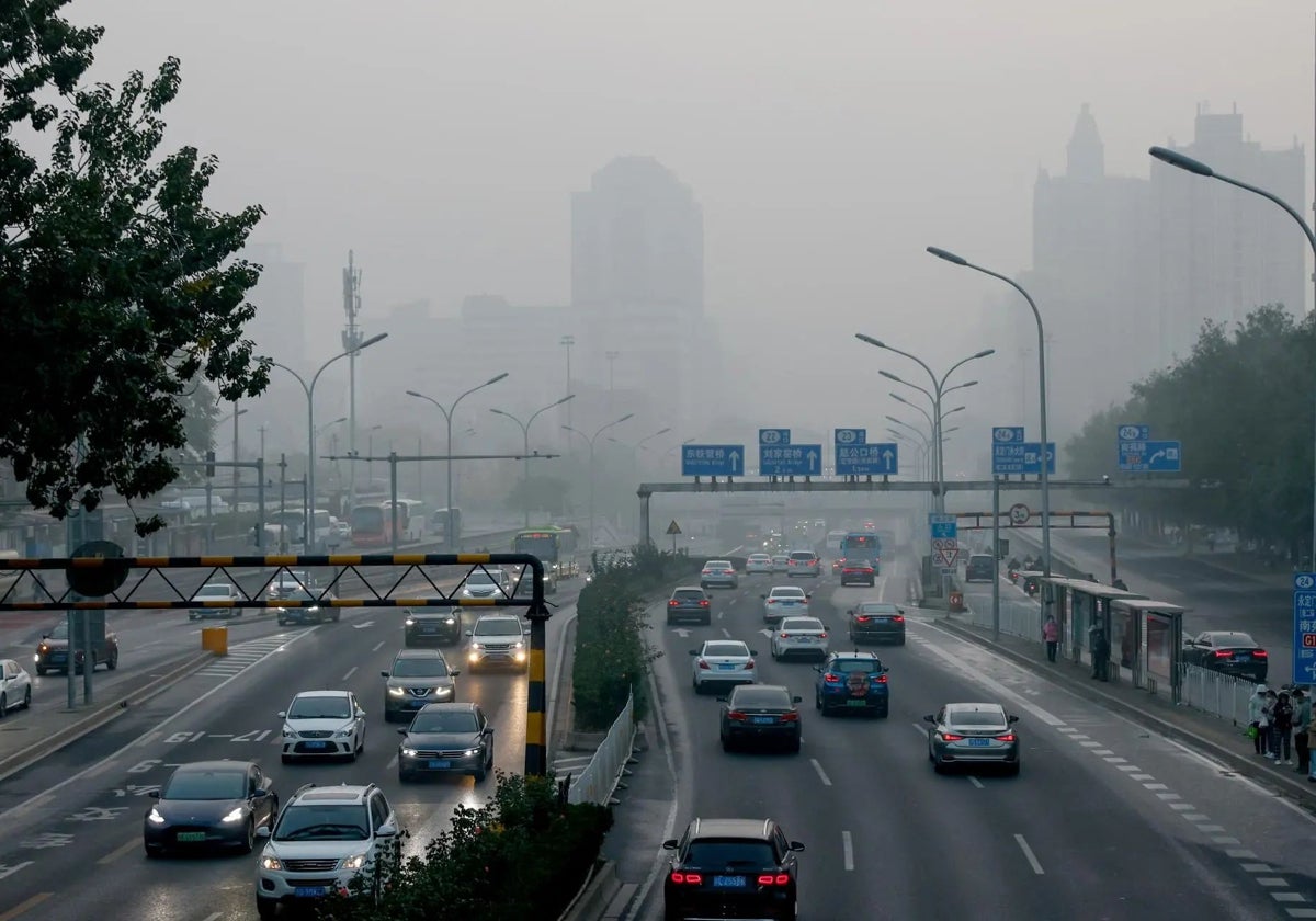 Vehículos transitan en medio de una intensa contaminación en Pekín