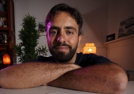 Diego Sanz se dedica al negocio de las cartas astrales y se define como astrólogo y «terapeuta transpersonal»