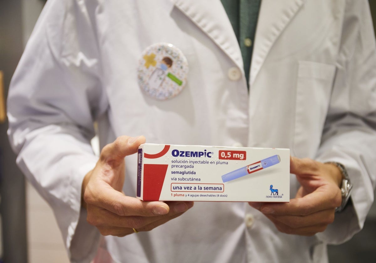Un farmacéutico muestra una caja de Ozempic