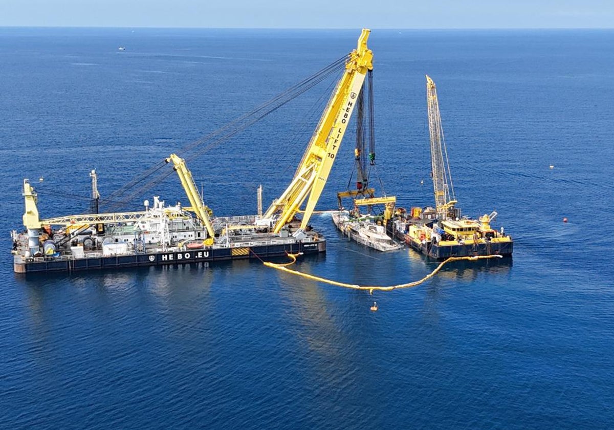 El superyate fue reflotado entre dos barcazas equipadas con potentes grúas procedentes de Holanda