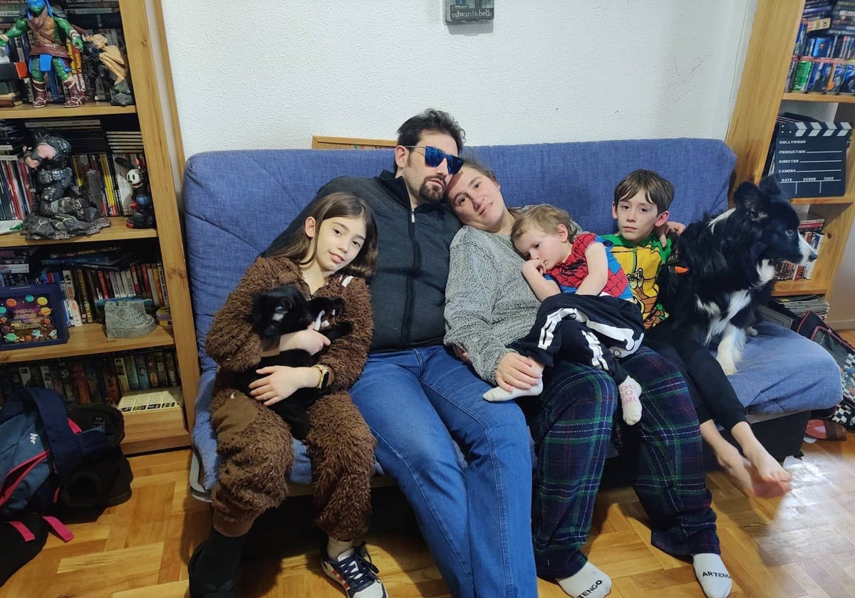 María y Omar junto a sus tres hijos. Omar y Borja (derecha) padecen SCA7