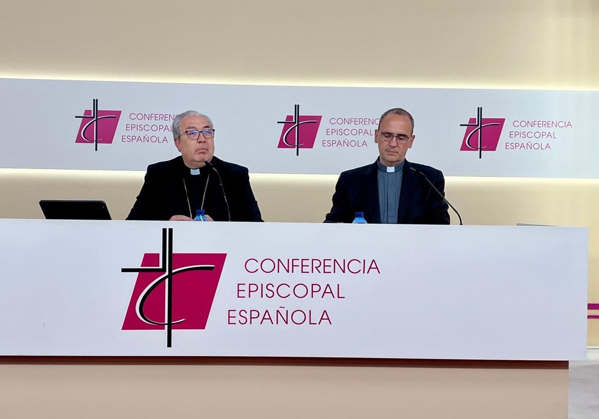 García Magán, a la izquierda, en un momento de su intervención