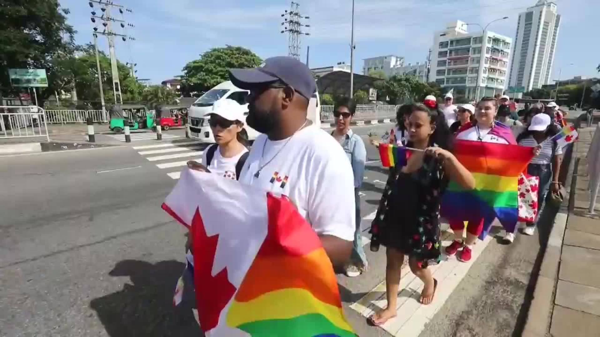 Decenas de personas celebran el mes del Orgullo con una marcha en Sri Lanka