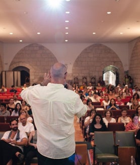 Imagen secundaria 2 - Algunos momentos de la edición del año pasado, con el taller de perfomance, un concierto de piano y una de las charlas plenarias
