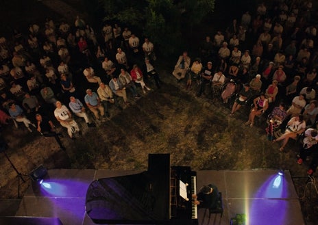 Imagen secundaria 1 - Algunos momentos de la edición del año pasado, con el taller de perfomance, un concierto de piano y una de las charlas plenarias