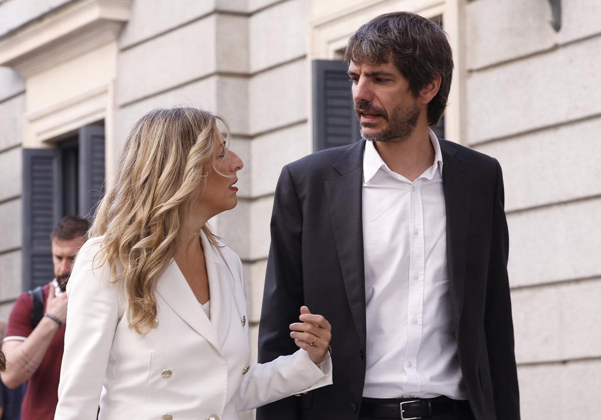 La vicepresidenta segunda y ministra de Trabajo y Economía Social, Yolanda Díaz, conversa con el ministro de Cultura, Ernest Urtasun a su llegada al Congreso de los Diputados