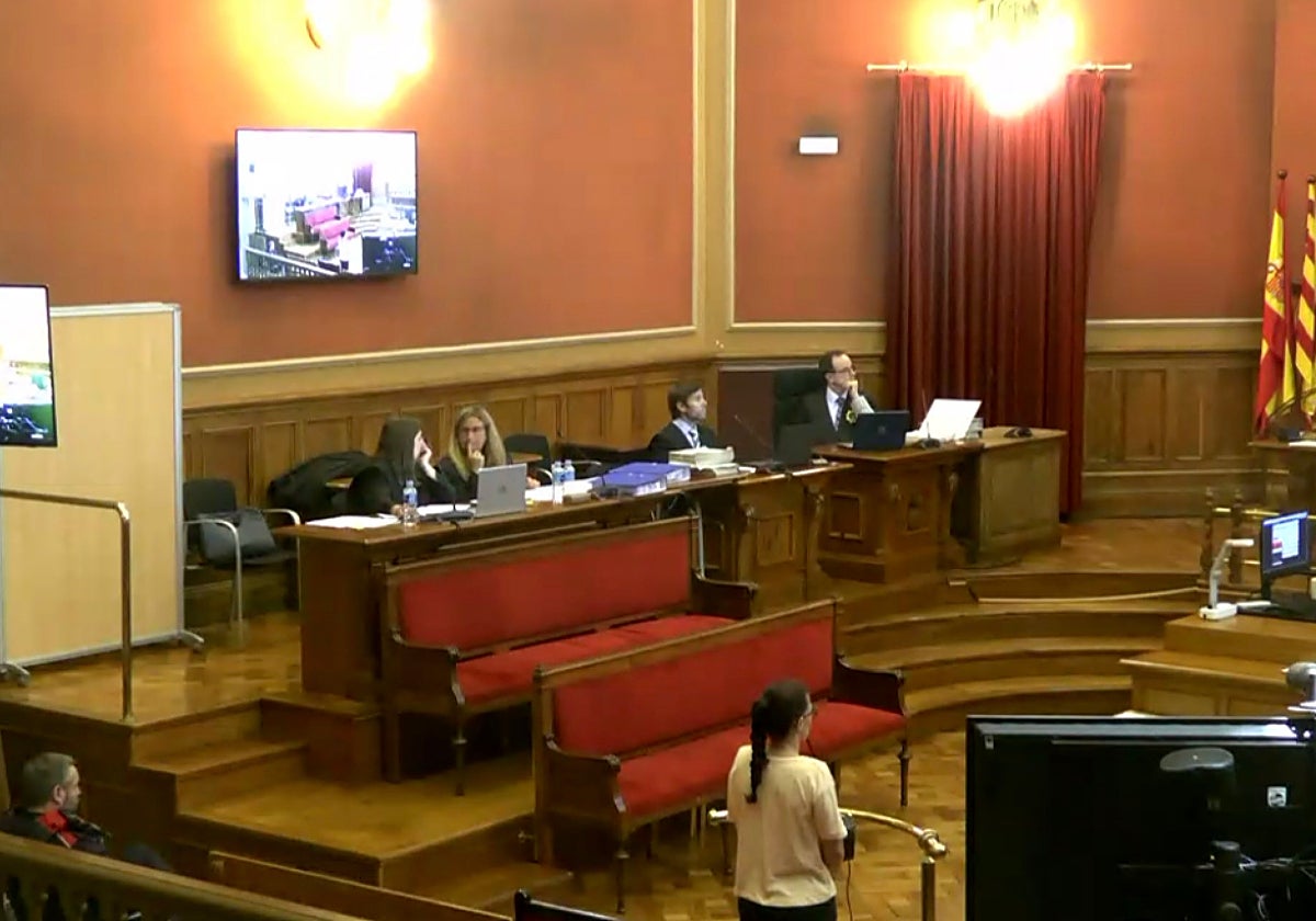 Montserrat N., acusada de asesinar a Aleix, en el banquillo de la Audiencia de Barcelona