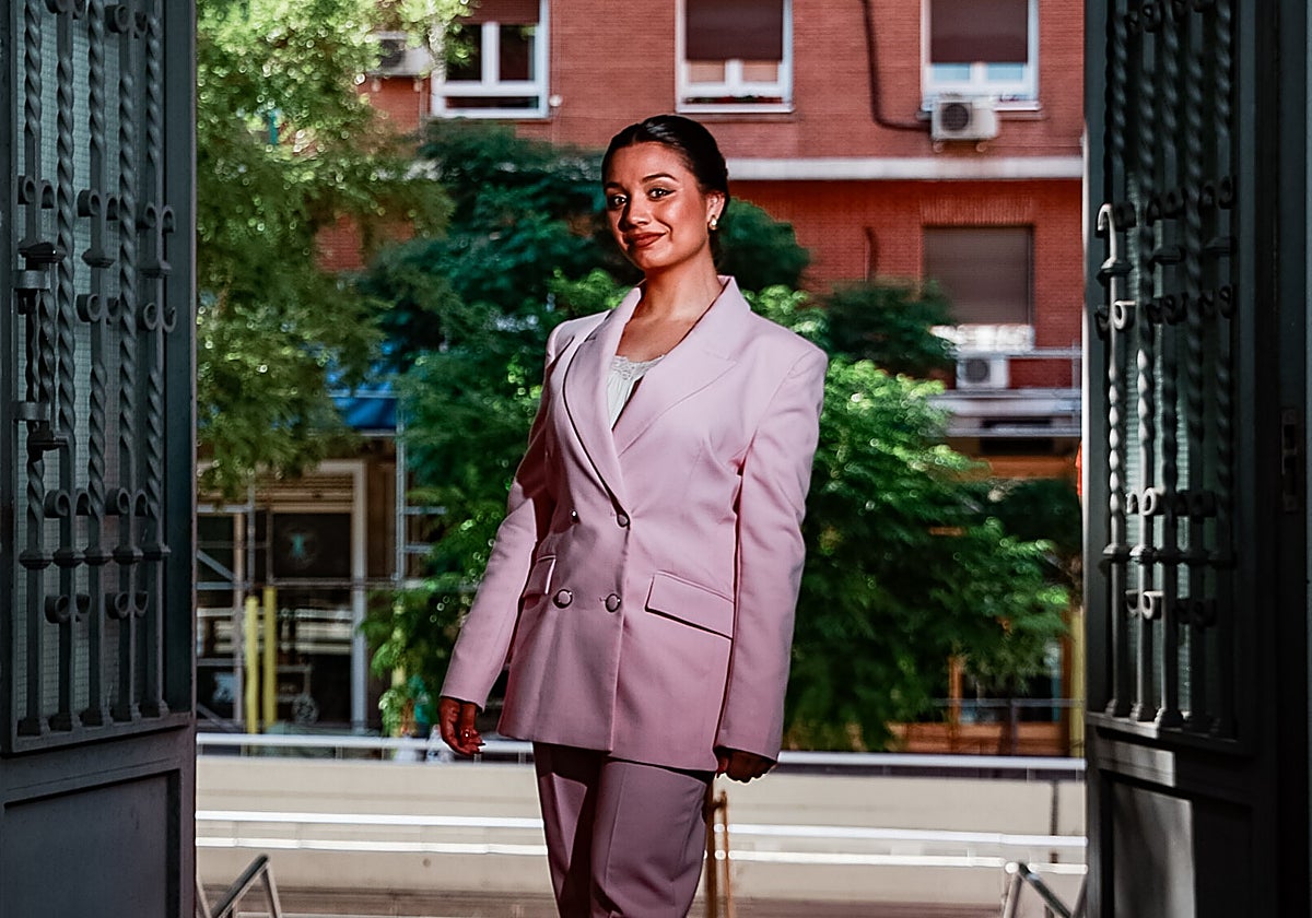 Carmen Jiménez posa para ABC a las puertas de la Universidad Complutense de Madrid
