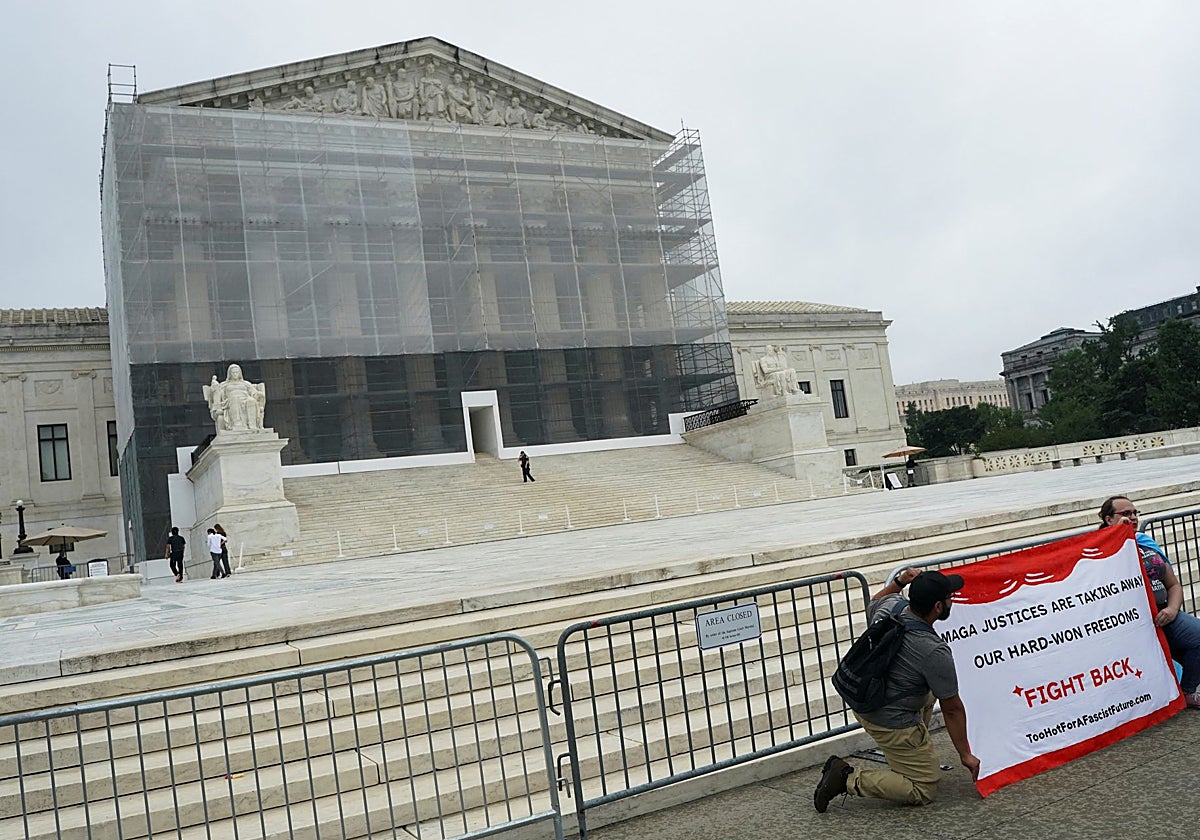 Manifestantes sostienen una pancarta frente al Tribunal Supremo