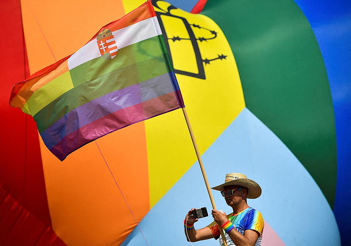 Una persona en la marcha del Orgullo en Budapest en 2022