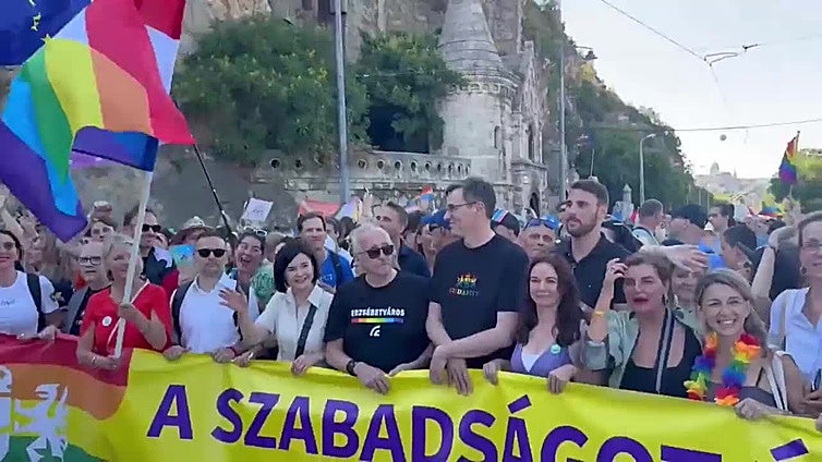 La organización del Orgullo cifra en 200.000 los asistentes a la marcha vetada por Orbán