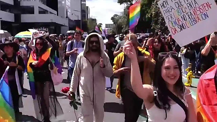 El Orgullo LGBTI de Quito marcha para visibilizar y reivindicar los derechos del colectivo en Ecuador