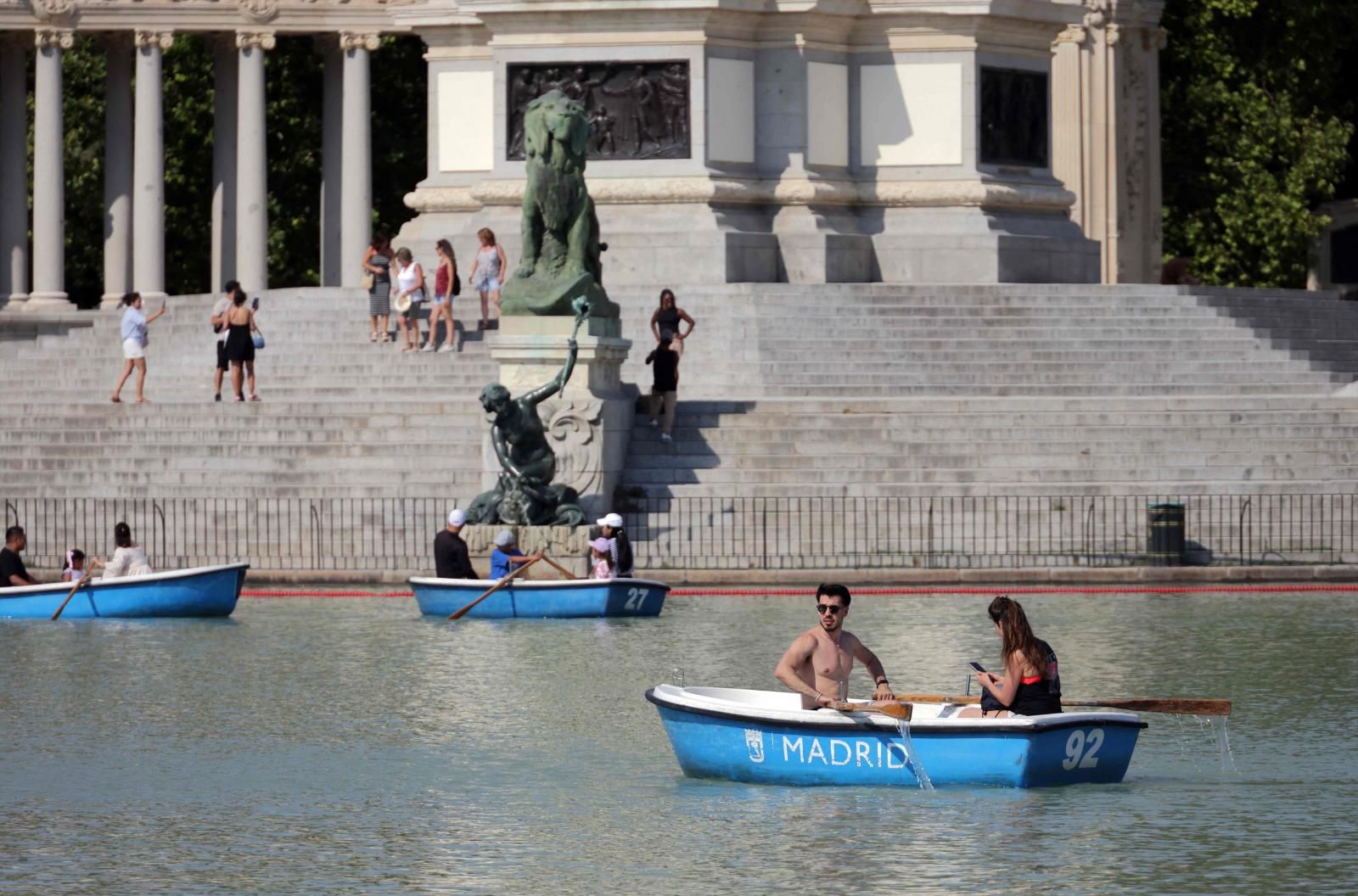 Calor sofocante y barcas llenas en el Parque de El Retiro, Madrid.