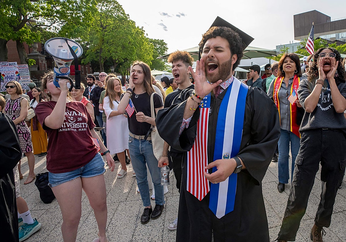 Una manifestación a favor de los estudiantes internacionales en Harvard