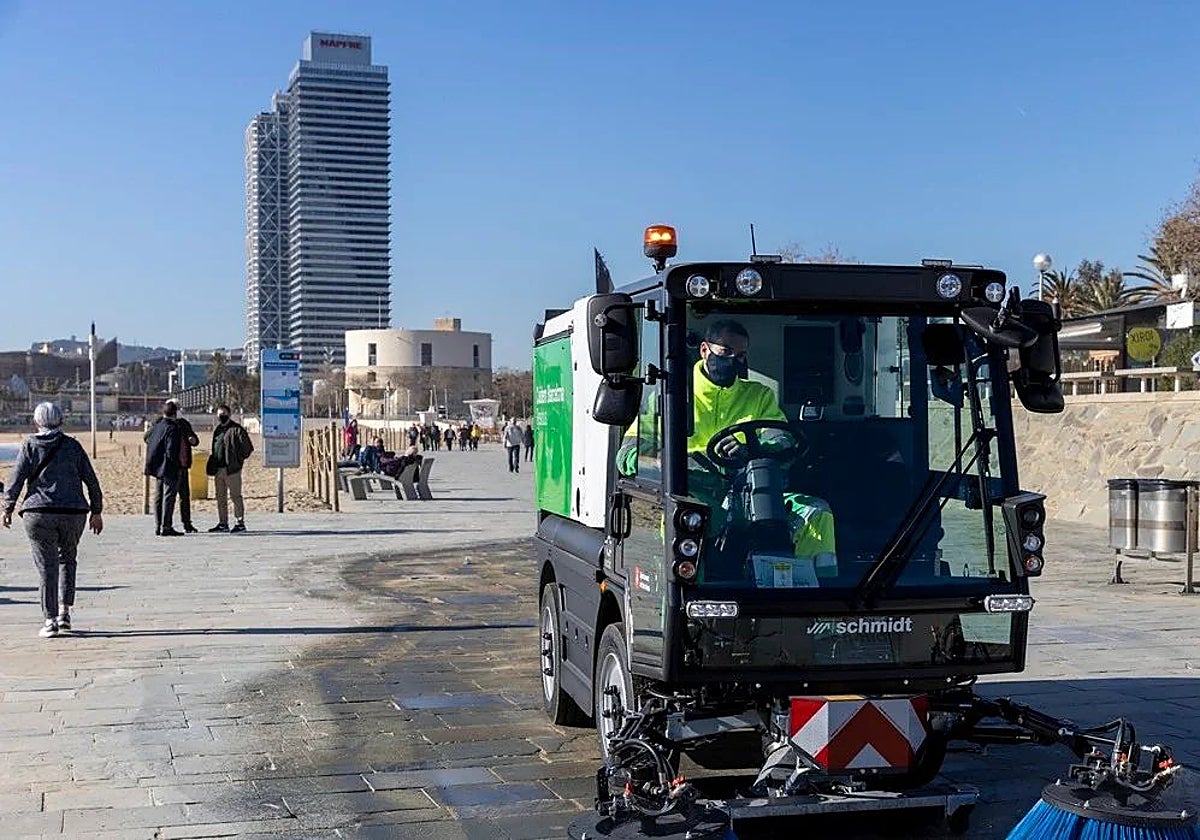 Equipos del servicio municipal de limpieza trabajando en la zona de la playa de Barcelona