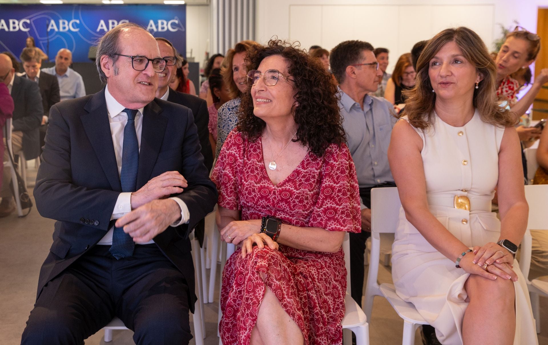El Defensor del Pueblo, Ángel Gabilondo, María del Mar Pageo, presidenta de Cruz Roja Española y Nuria González, presidenta de Crue-Sostenibilidad y rectora de la Universidad de León