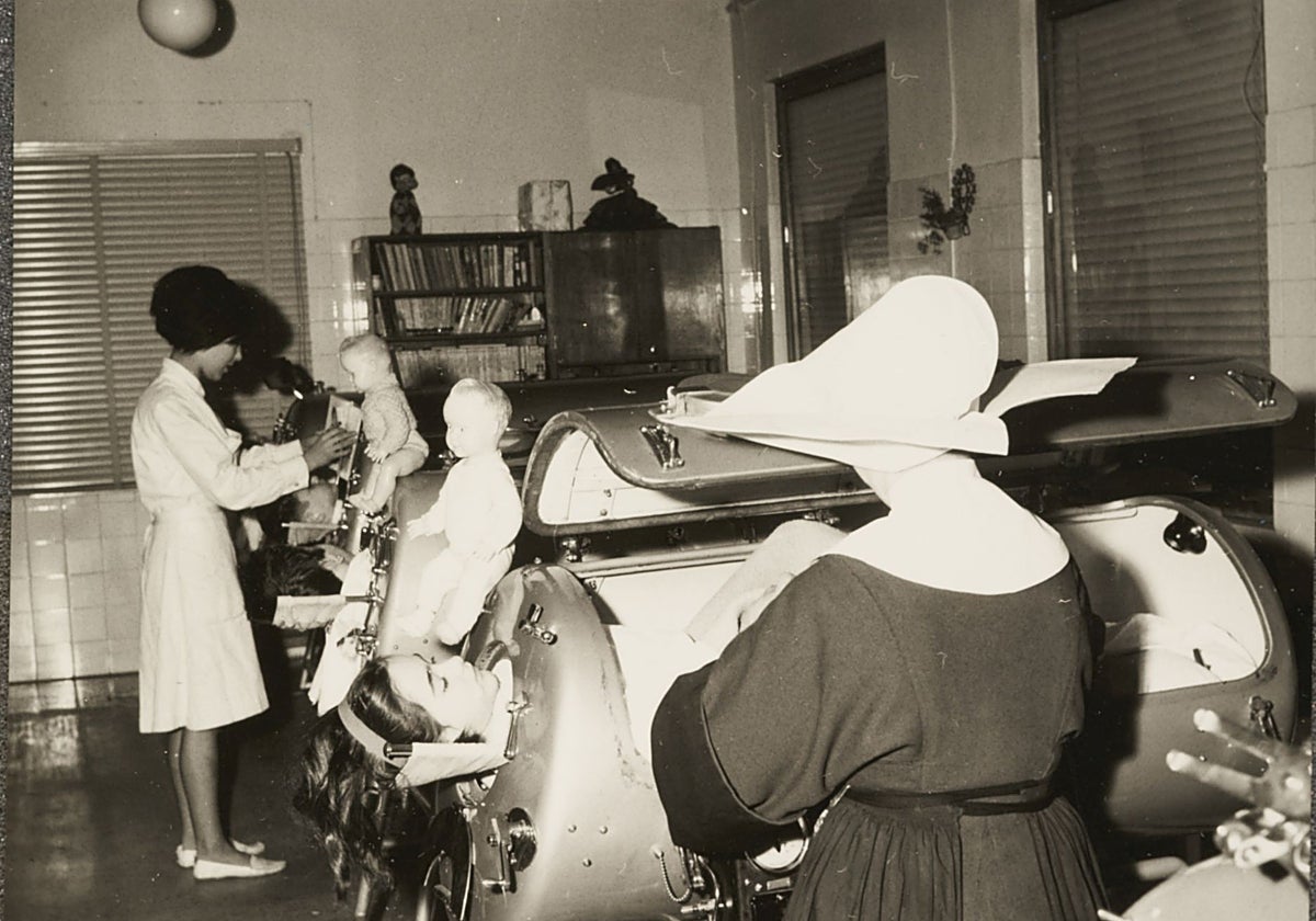 Niños enfermos de poliomielitis en el Hospital Niño Jesús de Madrid en 1963