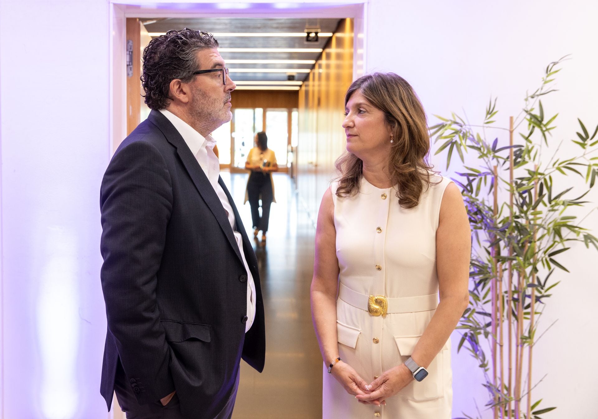 El director de ABC, Julián Quirós y Nuria González, presidenta de Crue-Sostenibilidad y rectora de la Universidad de León