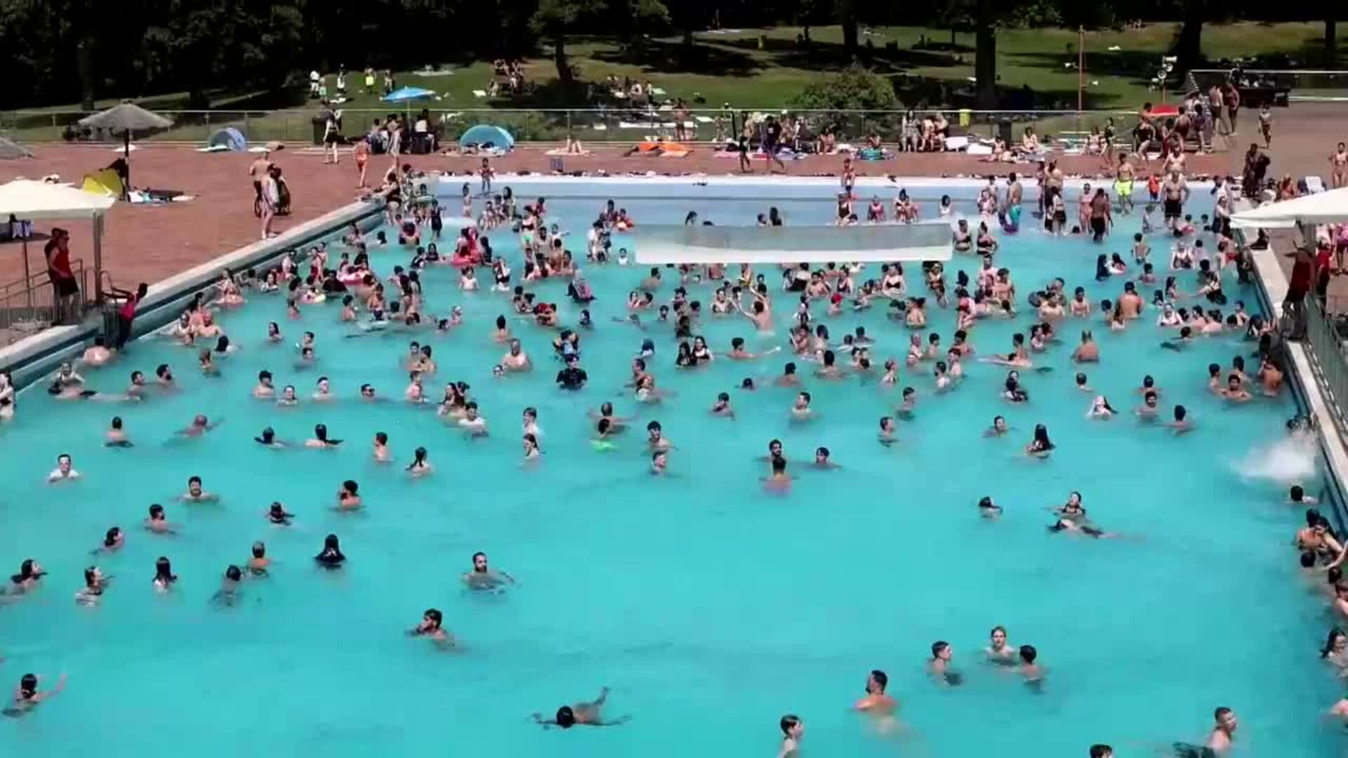 El calor extremo lleva a cientos de personas a piscinas públicas en Alemania
