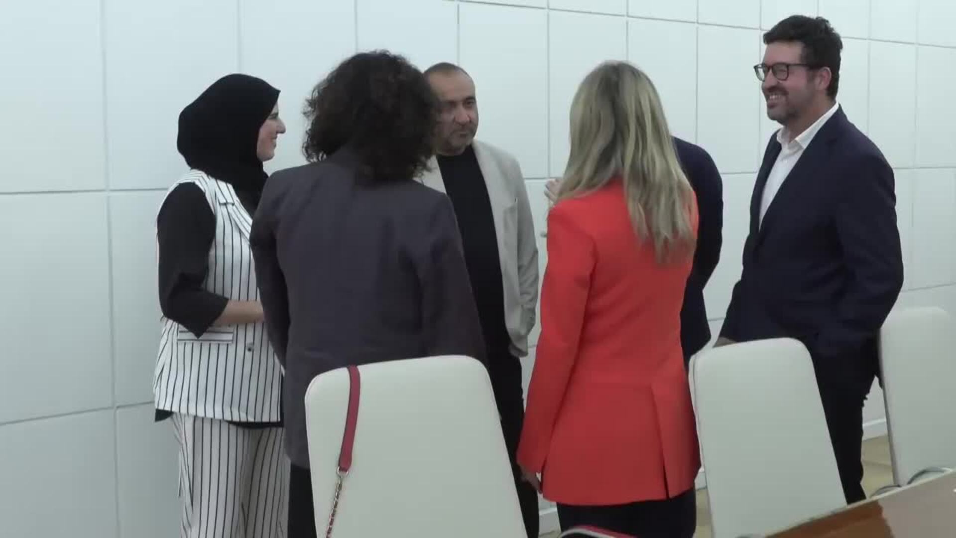 Yolanda Díaz mantiene un encuentro con representantes de la FELGTBI+