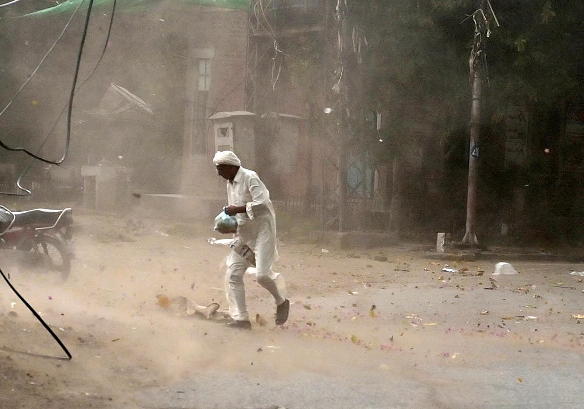 Un hombre durante el temporal en Pakistán.