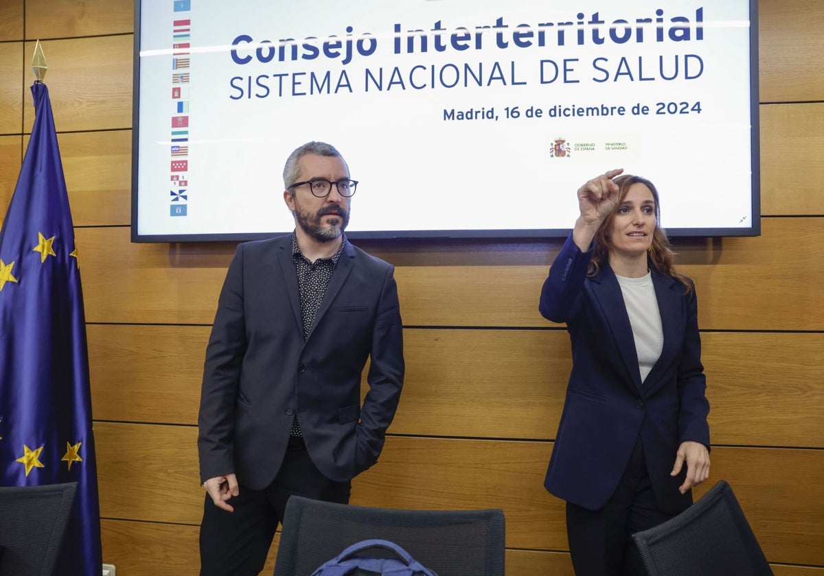 El secretario de Estado de Sanidad, Javier Padilla, y la ministra de Sanidad, Mónica García