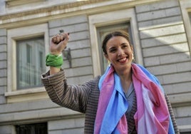 La ministra de Igualdad, Irene Montero, posa para los fotógrafos en 2023 tras la aprobación de la ley trans