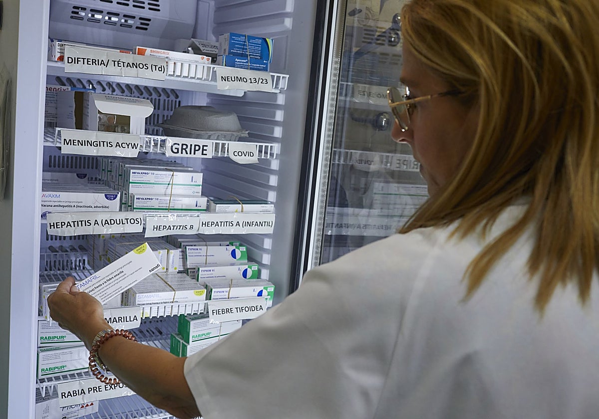 Una nevera con inyecciones en un centro de vacunación