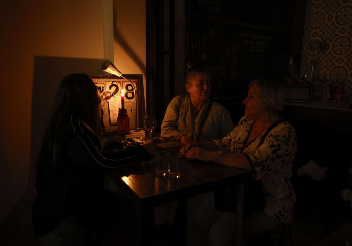 Clientes de un restaurante comen a la luz de las velas en Valencia, el 28 de abril, por el apagón de suministro eléctrico